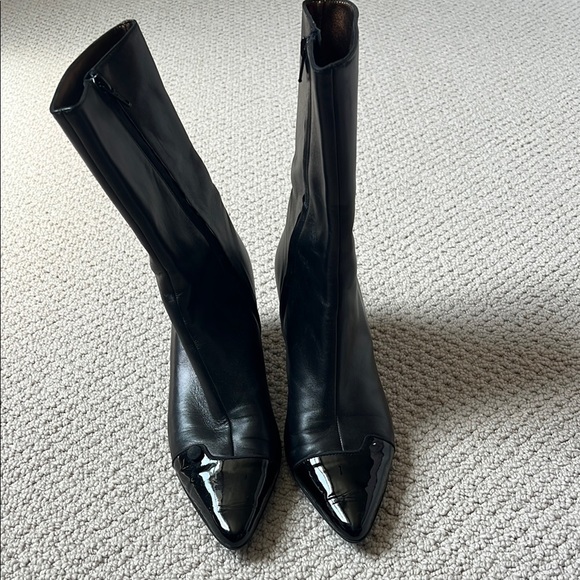 Elegant Black Leather Salvatore Ferragamo booties - Picture 1 of 11